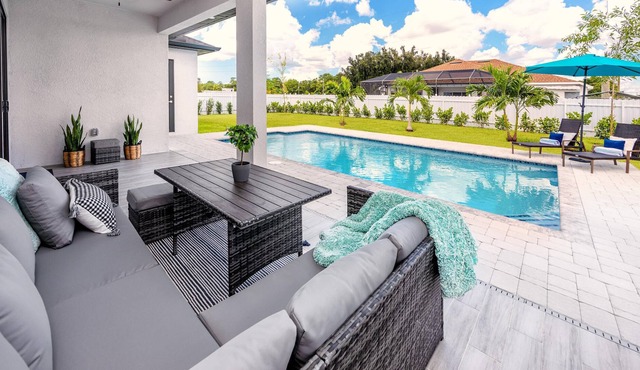 (#12) Stunning Modern Vacation Home in Relaxing Cape Coral