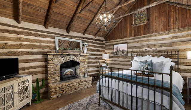 1800's Cabin W/Farm Cats! Hot Tub/Close to Downtown! Cactus- Voted Most Romantic