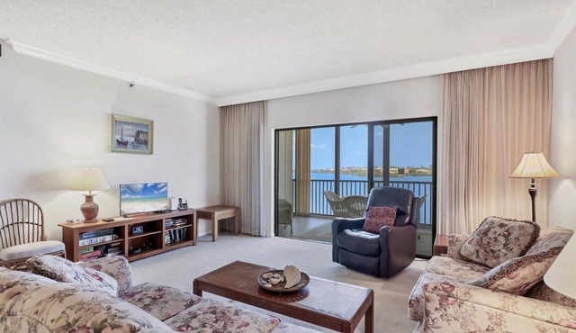 2/2 Bay Front Condo, Pool, Private Beach Access