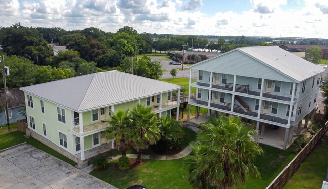 2 Apartments · Top Floor · 6BR 4BA · Sleeps 12
