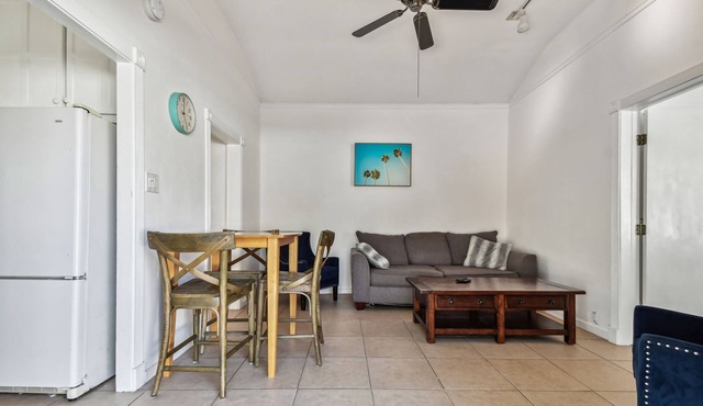 2 bed Villa in Relaxing Pass-A-Grille. Half a Block from the Beach
