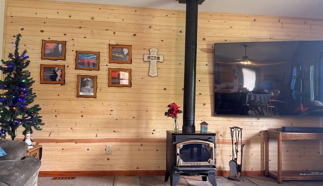 2 bedroom 2ba cabin 60’ to Lake Taneycomo, 20min to Branson 36’ deck 3 smart TVs