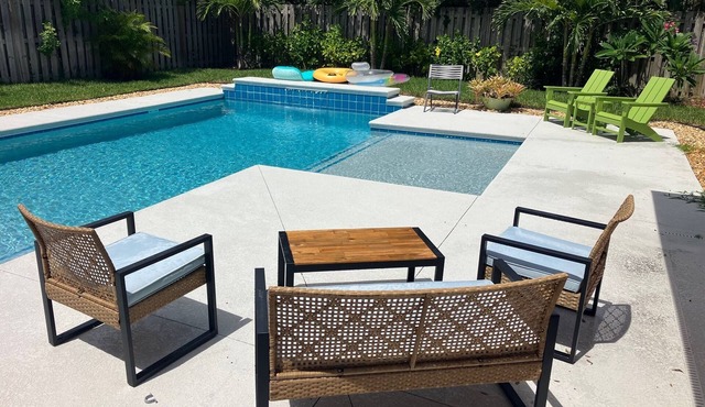 2-bedroom cottage with a pool in the best part of Cape Canaveral