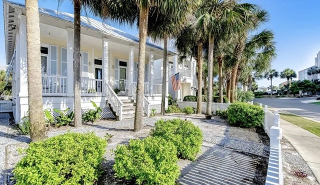 2 Bedroom Cozy Cottage steps to the beach and jetty in DESTIN POINTE!