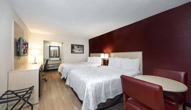 2 Clean Units + Relaxing Stay Near Naples Pier – for a Budget-Friendly Trip