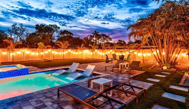 2 Hot Tubs+Pool+Putting Green+Sleeps 16