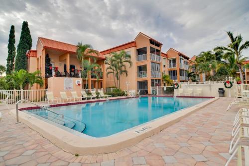 < 2 Mi to Upham Beach: Colorful Bungalow w/Pool