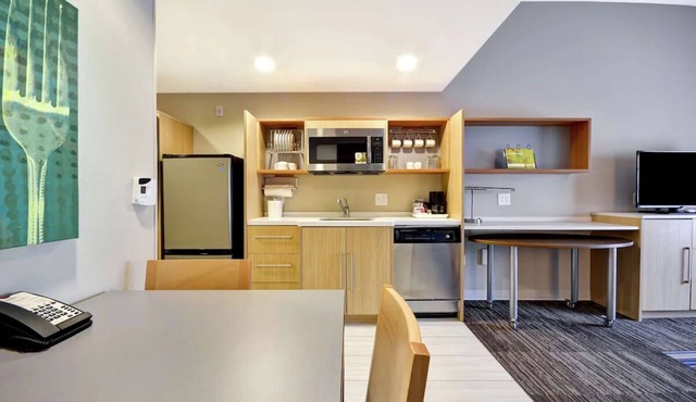 2 Modern Suites w/In-Room Kitchenette & Free Breakfast Minutes from Beach