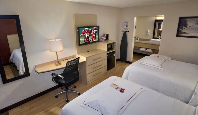 2 Rooms to Relax in a Comfortable Room w/Pool Close to Naples Beach