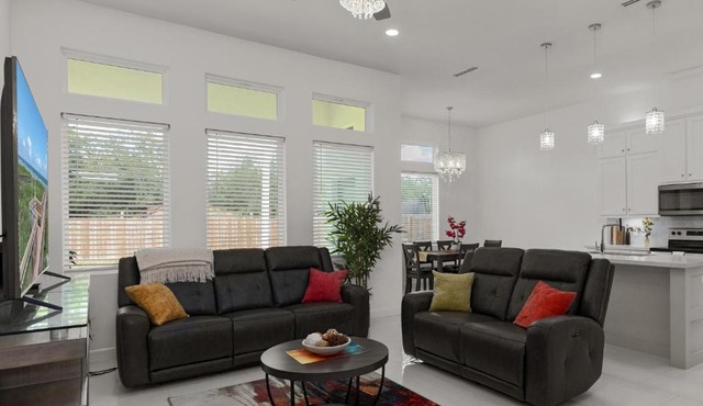 2023 Modern 3BR Fast WiFi Workspace Pet-friendly Garage Yard