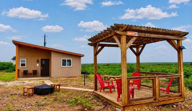 22 Eleven Redrock cozy Cabin BBQ grill, Firepit, Pergola