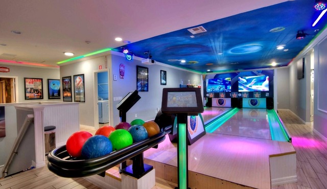 28-bedroom Global Hollywood, sleeps 70