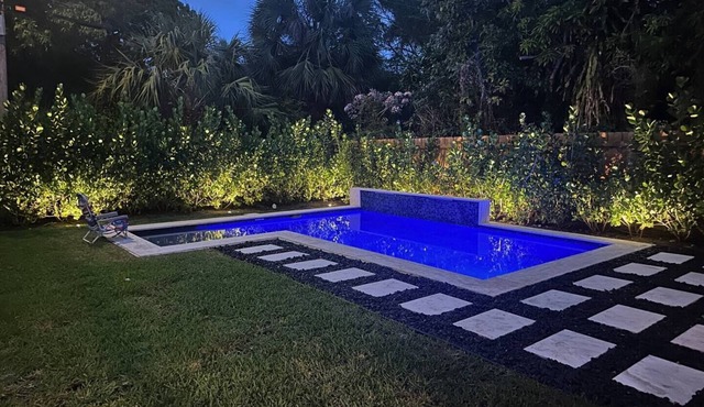 2BR/2BA Northwood Revival. Historic charm, private pool, near Palm Beach & downtown.