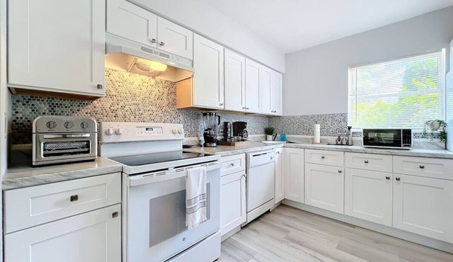 2BR Oasis: Minutes to Top Attractions & Parking!