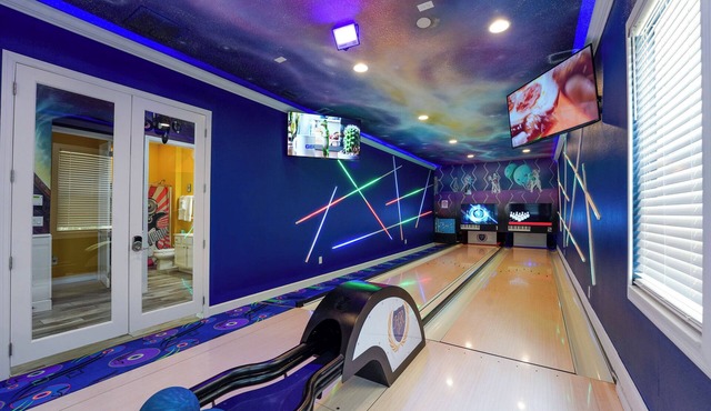 2xSide-by-side,Bowling,1GB wifi,videowall TV,ensuites, US-Music-themed, sleep 80