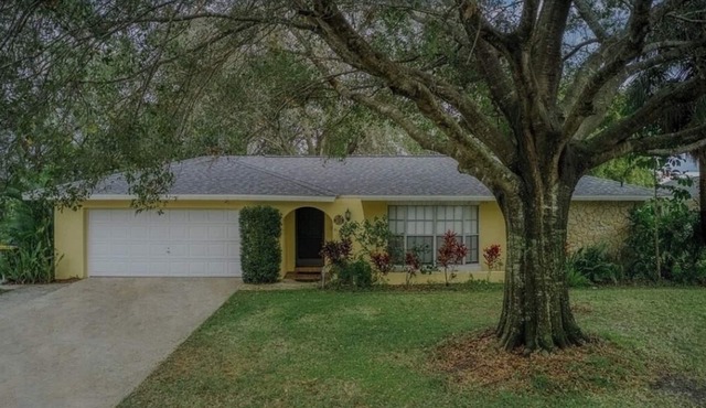 3/2 home in tranquil Sebring with AC, and close to beautiful Lake Jackson!
