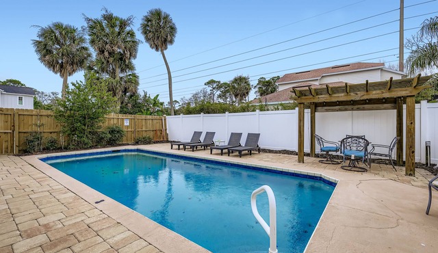 3 BD & 2 BT/Pool/Pet-Friendly