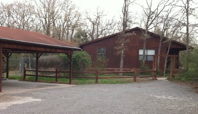 3-bedroom Country House in charming College Station on over 2 Acres
