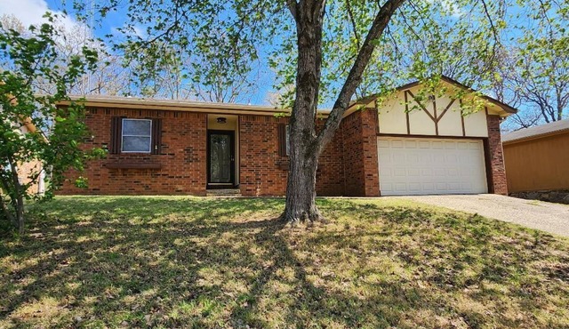 3-bedroom house in charming Sherwood. Very cozy and safe neighborhood