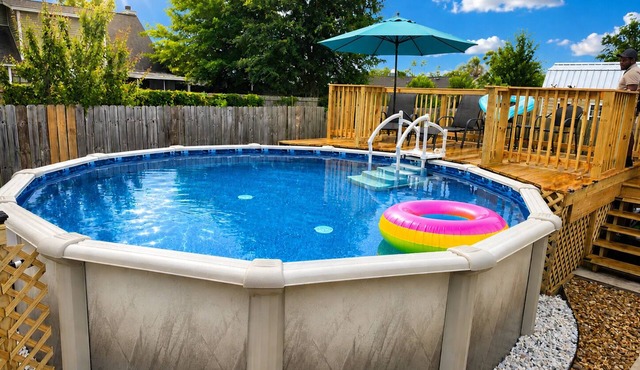 3-bedroom house with full pool and patio access in quiet and safe neighborhood