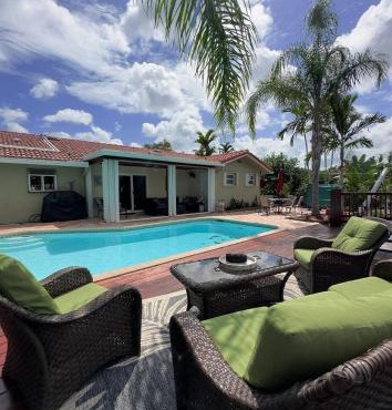3 Bedroom Pool Home for 6 with AC near Fort Lauderdale Beach