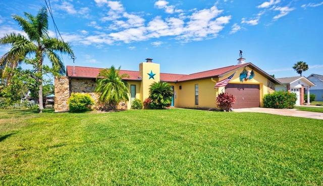 3-BR/2 Bath waterfront home with direct access to Gulf. Pool, kayaks and dock