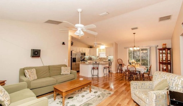 3 BR in The Villages free activity May -Oct with Gas golf cart. near squares