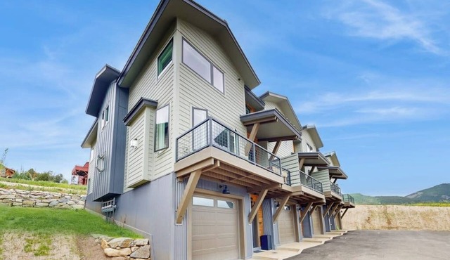 3 BR Townhome, Open Floor Plan, Mountain Views, and W/D