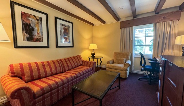 3 Double Suites w/Outdoor Pools, Hot Tub, Grill, & Bar Near Downtown Laredo