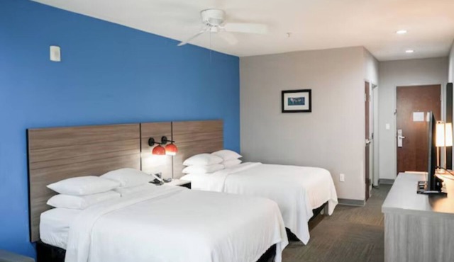 3 Group-Friendly Rooms for Relaxation Near Aransas Pass Aquatic Center - 6.2 mi