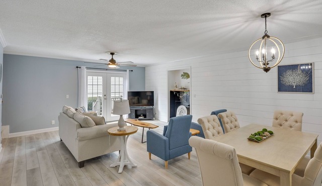 3 Mi to St Simons Beach: Gem w/Pool Access & Deck