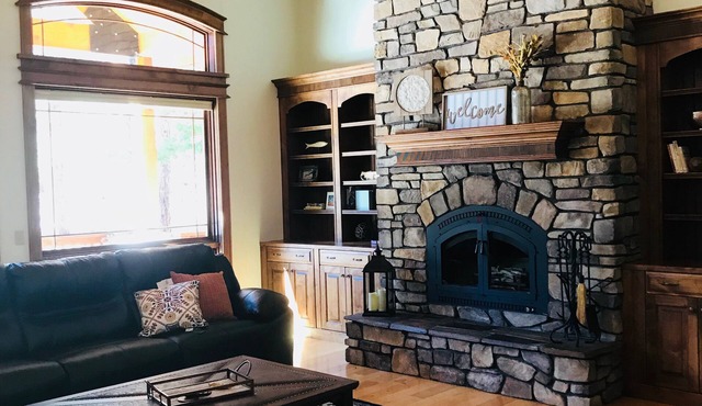 3500 sq feet! VERY SPACIOUS and PERFECT for FAMILIES! Come enjoy the MTNS