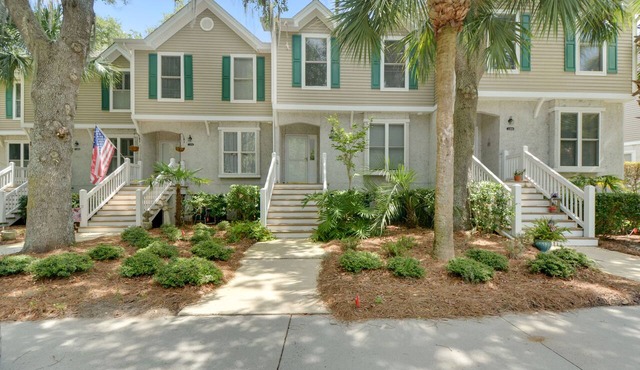 3br/2.5ba. Views of the Hampton River. Walk to Hampton Point Marina