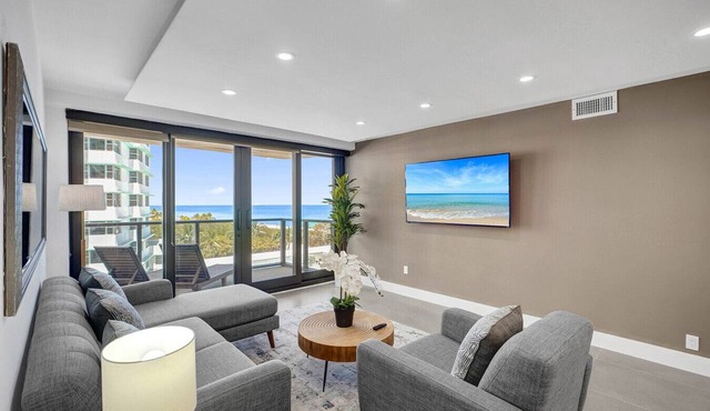 3BR 2BA Oceanfront Retreat Pools & Beach Access 706