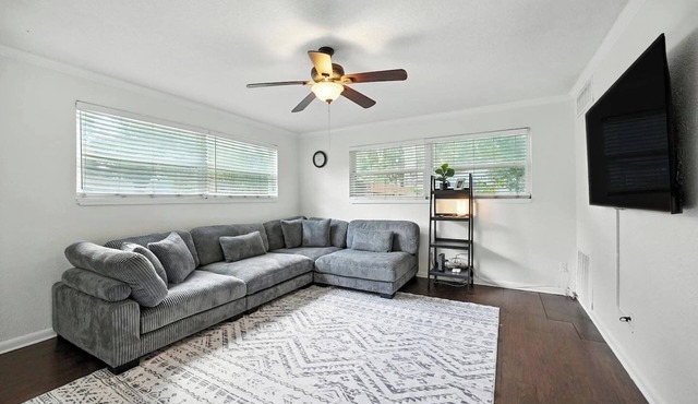 3BR Home W/Private Yard & Full Kitchen