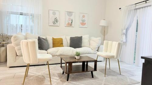 3BR | Spacious | Entire House | Close to all Parks