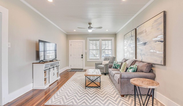 4 Mi to Moody Gardens: Sleek Home w/Deck & Yard!