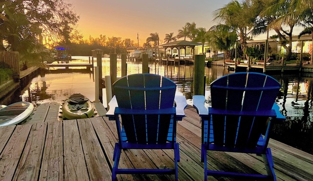 4BR Waterfront Retreat - Private Dock, Kayaks, Hot Tub & Tiki Bar Walk to Beach