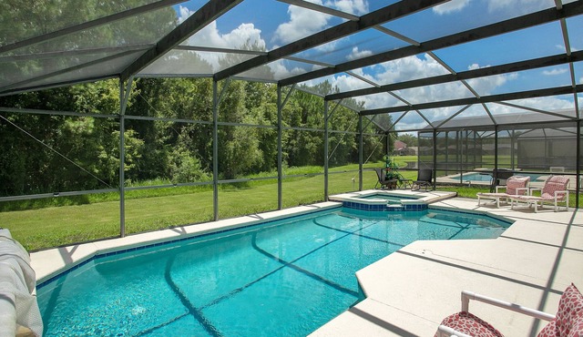 5 bedroom house with pool and king bed