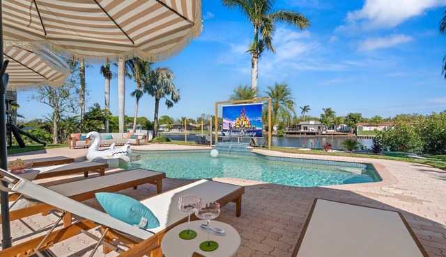 5 Bedroom Waterfront Retreat - Heated Pool, Mini Golf & Games! Sleeps 18