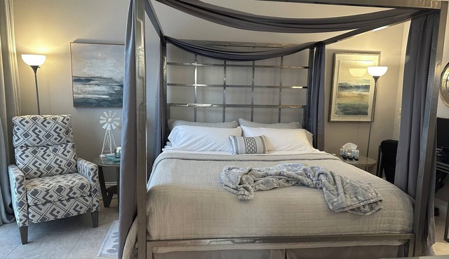 5 ★ Luxury King Penthouse- 3 miles to Beach! Chef's Kitchen! Private Balcony