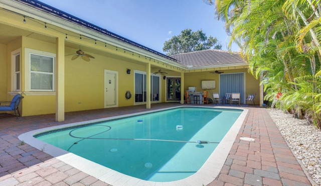 5 Mi to Jupiter Beach Park: Poolside Oasis!