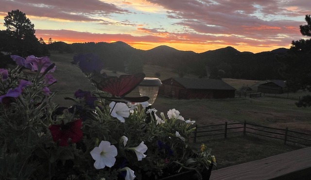 5 Star Updated Home with Views - Spacious, AC, Fast Wi-fi, near Red rocks