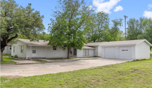 5BR 2BA Home w/Gameroom Near Lake Brownwood SLEEPS 12+