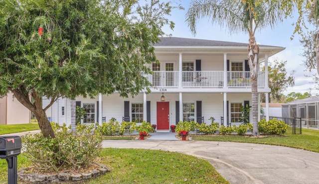 5BR Estate Hot Tub Pet Friendly Sleeps 8 Near Beach
