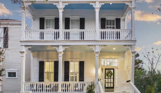 5BR Remodeled Victorian home near the Strand