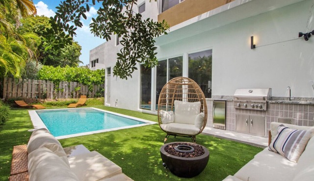 6 BR Miami Tropical Luxury Villa with Private Pool, Hot Tub, BBQ & More!