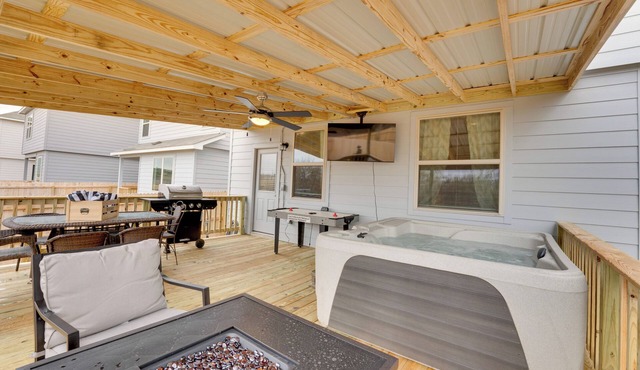 6 Mi to Lackland AFB: Hot Tub, Pool & Game Room!