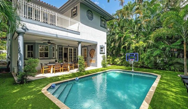 6BR Lush Spacious Oasis Miami Shores, with Pool, BBQ & Billiards