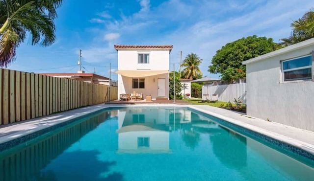 6BR Villa w/Pool, King Beds & Top Amenities!